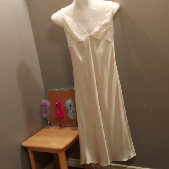 Nightgown & Housecoat - Picture 8 of 11